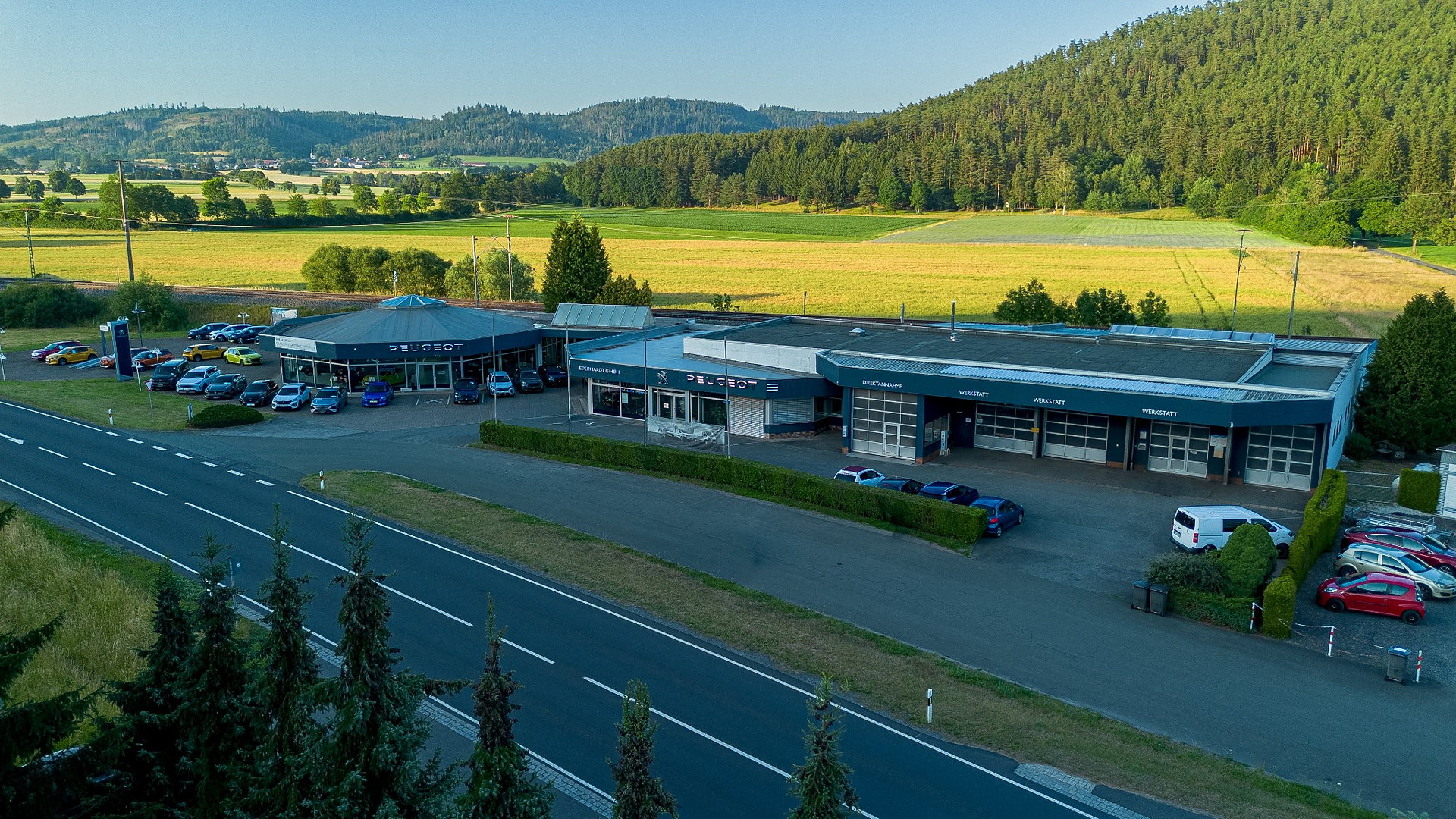 Gewerbeobjekt mit umliegender Landschaft