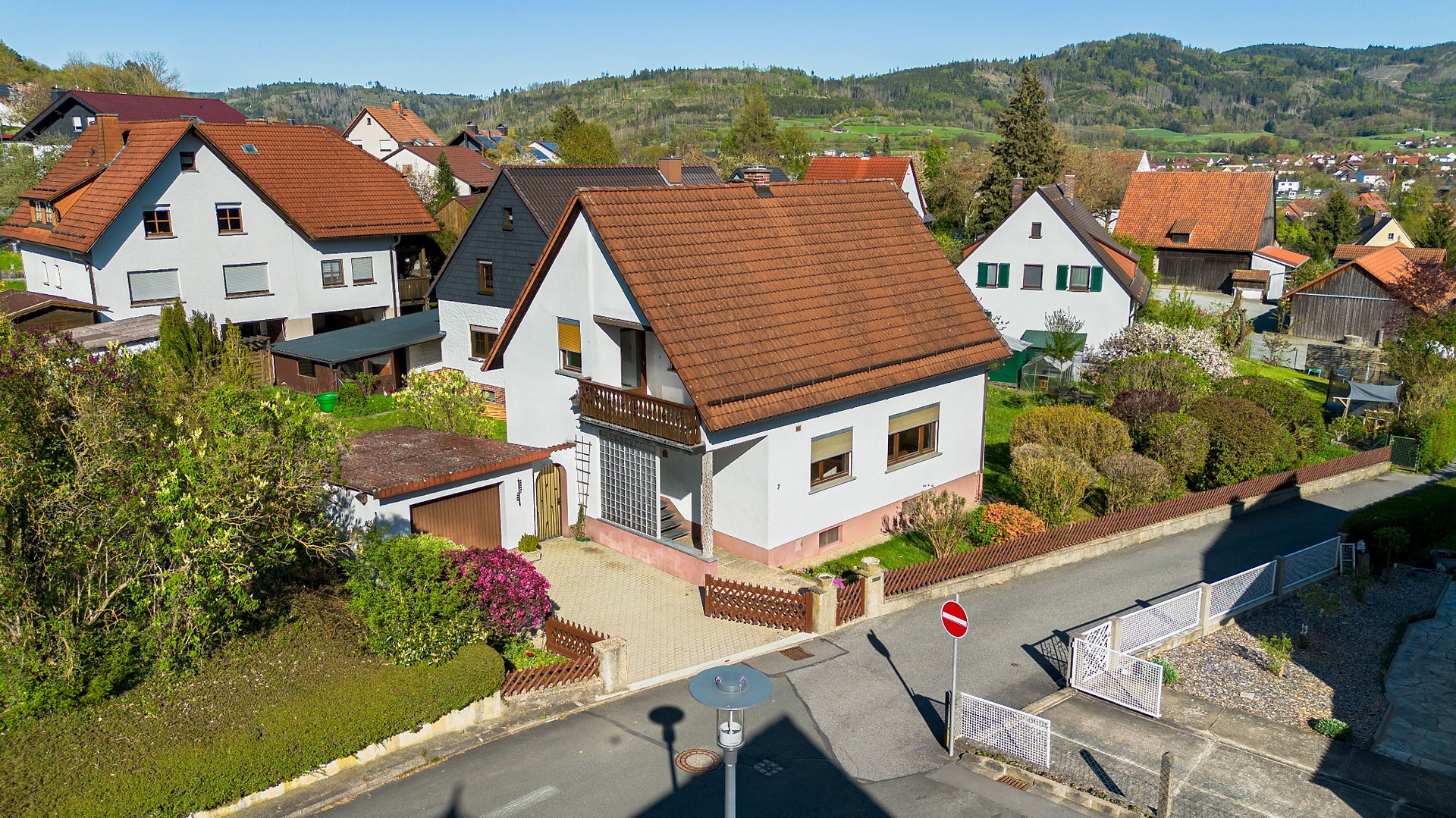 Einfamilienhaus aus erhöhter Drohnenperspektive