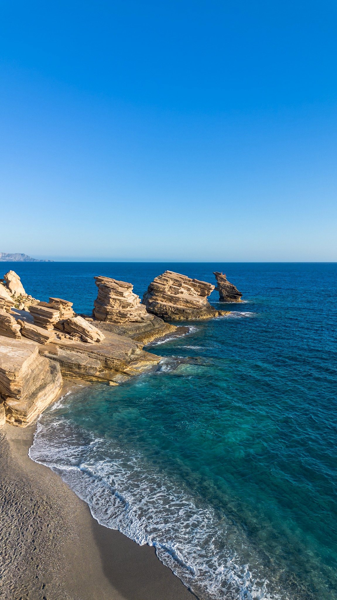 Felsenküste und türkisfarbenes Meer auf Kreta