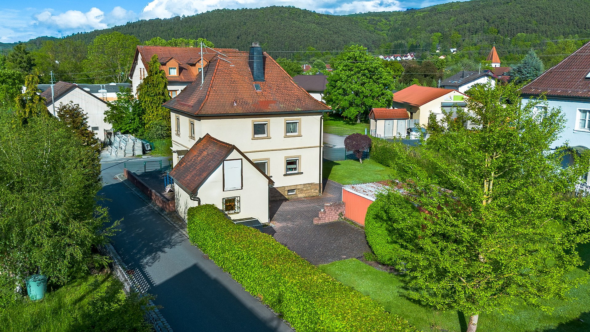 Wohnhaus mit Garten und Umgebung